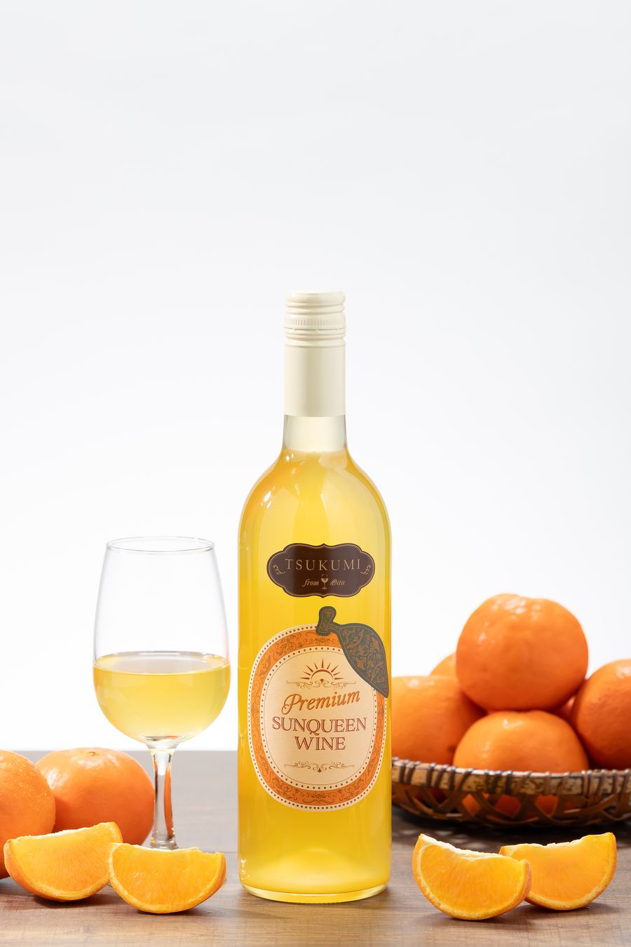 Premium SUNQUEEN WINE のボトルとグラス、サンクイーンの実