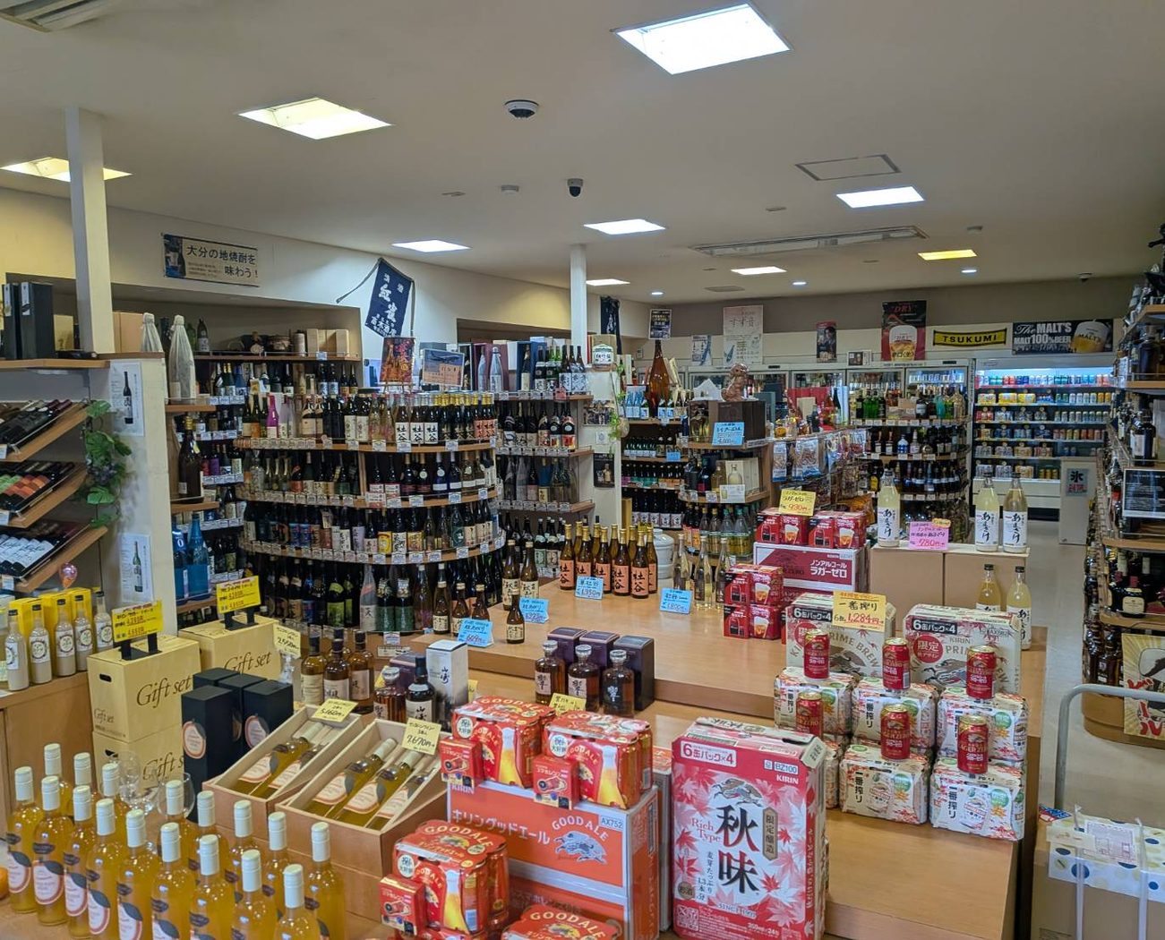 髙木酒店の店内。焼酎・日本酒・ワイン・ビールの棚が並ぶ